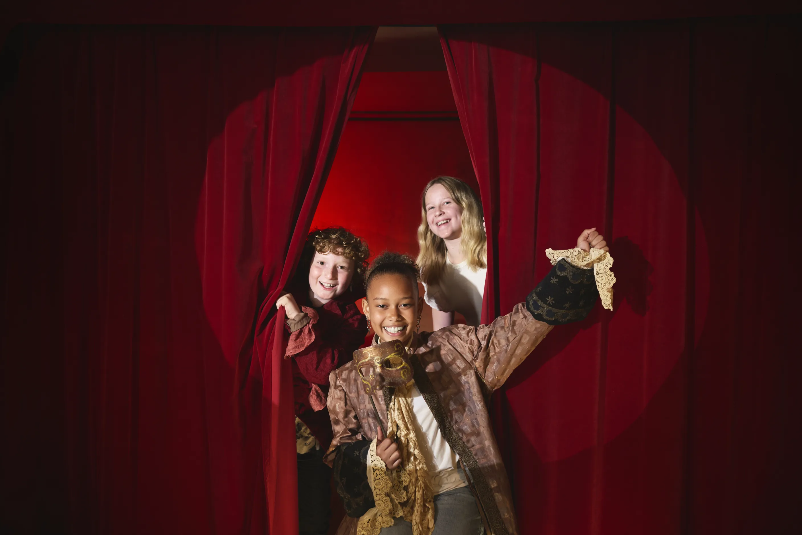 barn spelar teater