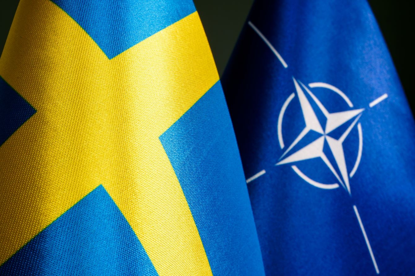 Sveriges flagga och Natos flagga 